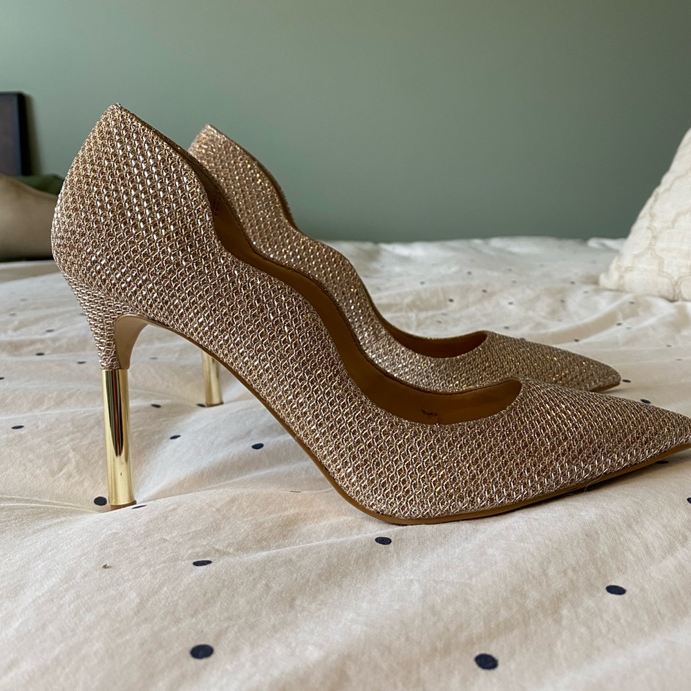 8.5 gold sparkly shoes Badgley Mischka
